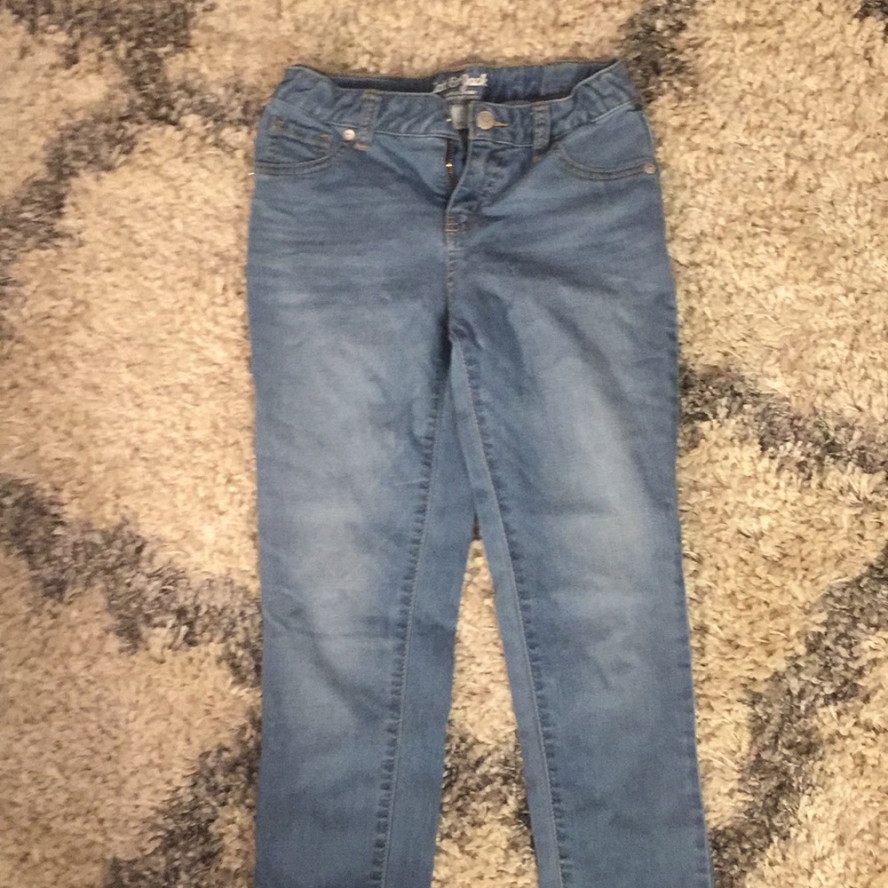These are light colored jeans and very comfy .